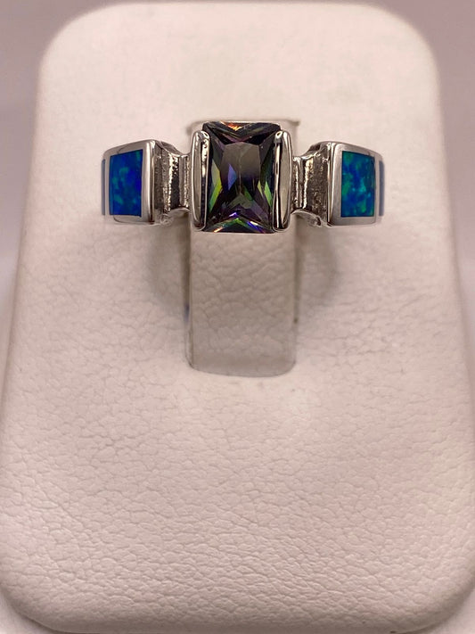 Anillo Solitario de Plata Ley 950 con Ópalo de Fuego y Zirconia Multicolor — ángulo diagonal