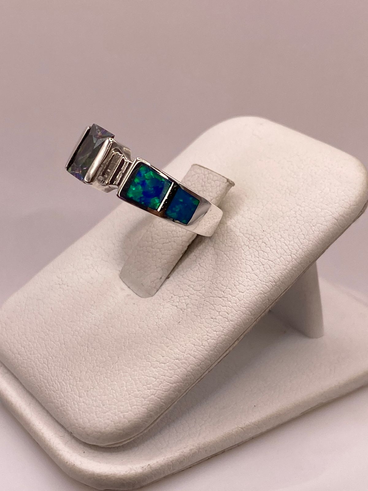 Anillo Solitario de Plata Ley 950 con Ópalo de Fuego y Zirconia Multicolor, vista lateral