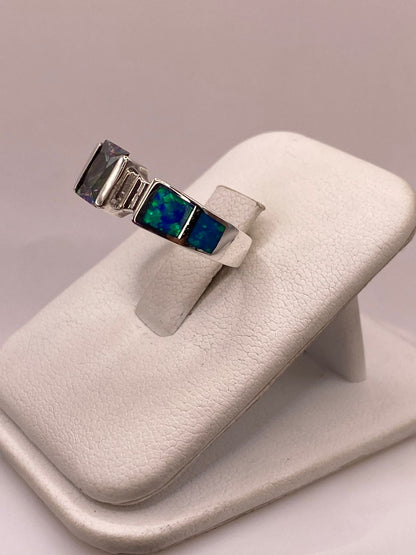 Anillo Solitario de Plata Ley 950 con Ópalo de Fuego y Zirconia Multicolor, vista lateral