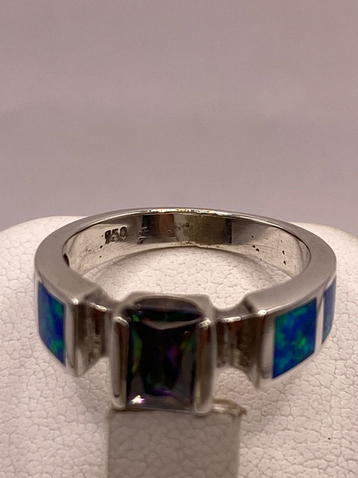 Anillo Solitario de Plata Ley 950 con Ópalo de Fuego y Zirconia Multicolor, sello de autenticidad Plata Ley .925