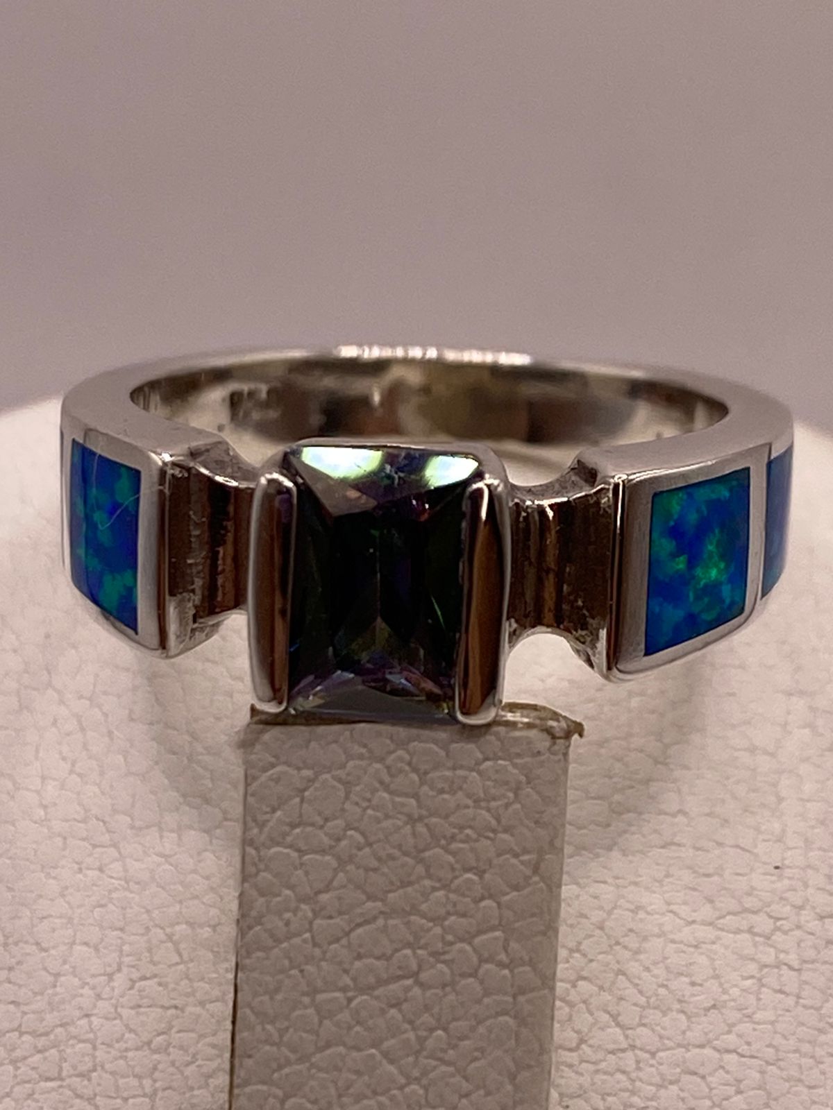 Anillo Solitario de Plata Ley 950 con Ópalo de Fuego y Zirconia Multicolor, vista de detalle