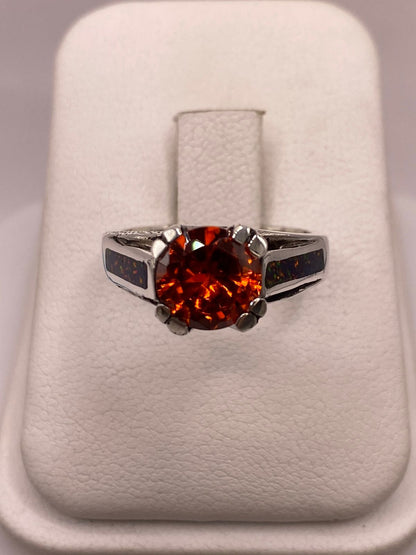 Anillo Solitario de Plata Ley 950 con Ópalo de Fuego y Zirconia Naranja en báscula mostrando peso