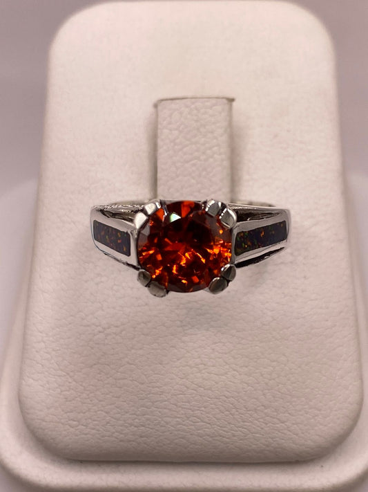 Anillo Solitario de Plata Ley 950 con Ópalo de Fuego y Zirconia Naranja en báscula mostrando peso