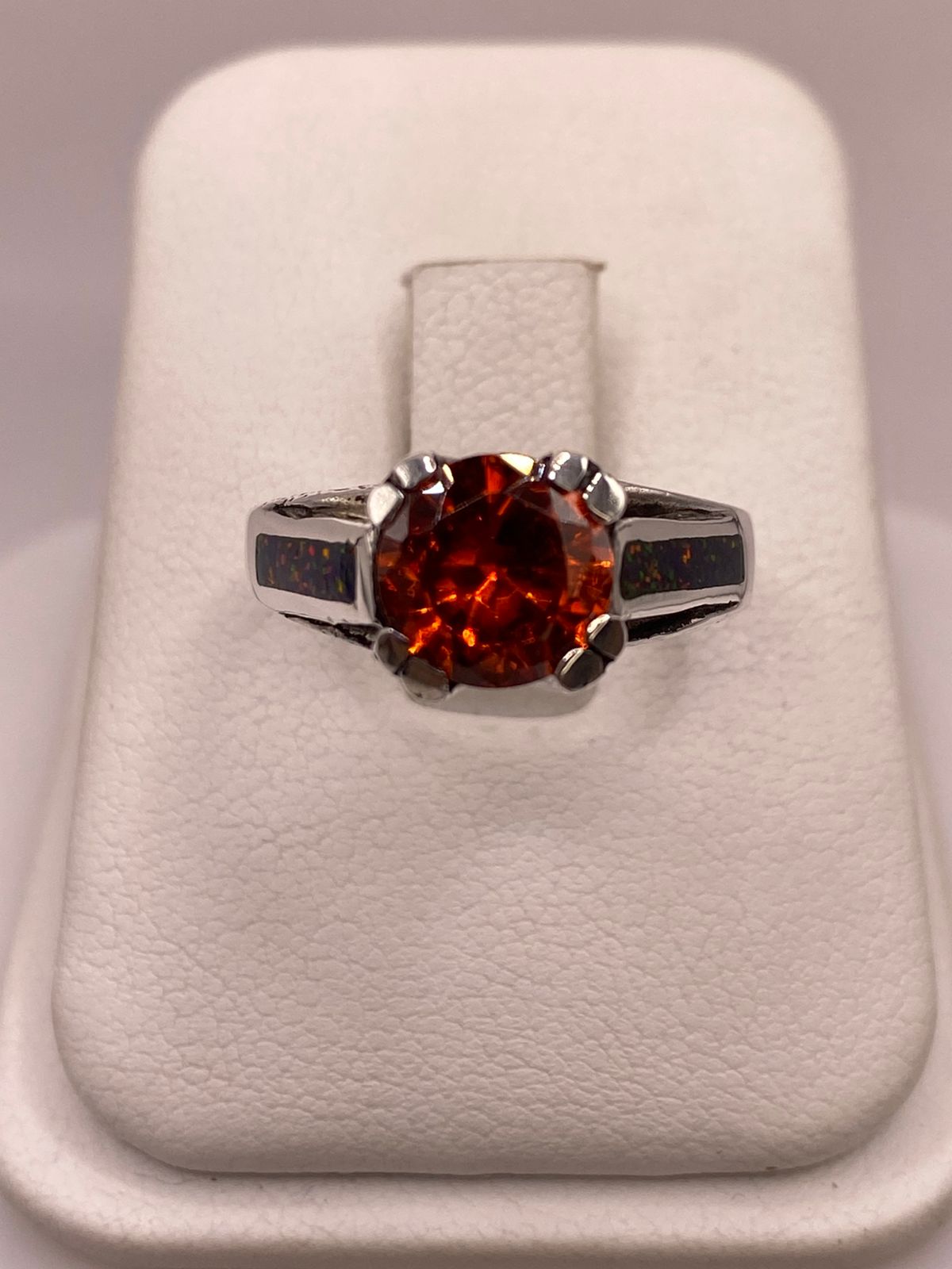 Anillo Solitario de Plata Ley 950 con Ópalo de Fuego y Zirconia Naranja, vista de detalle