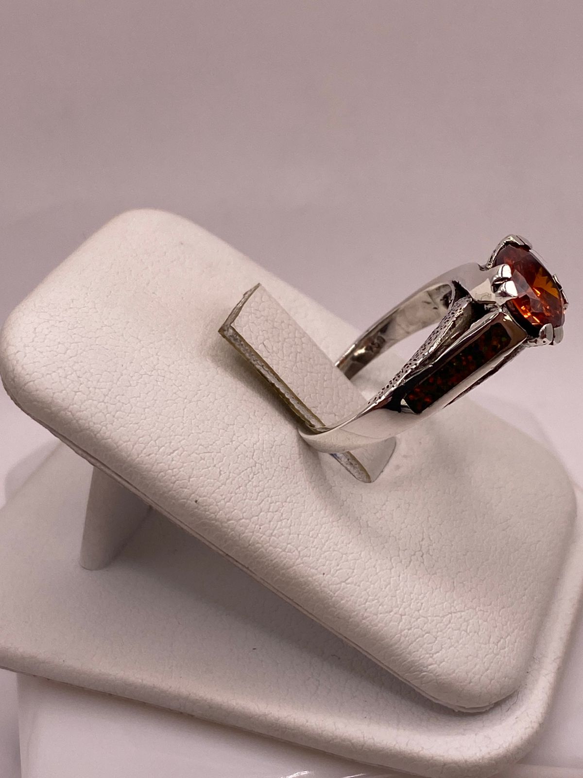 Anillo Solitario de Plata Ley 950 con Ópalo de Fuego y Zirconia Naranja, vista lateral