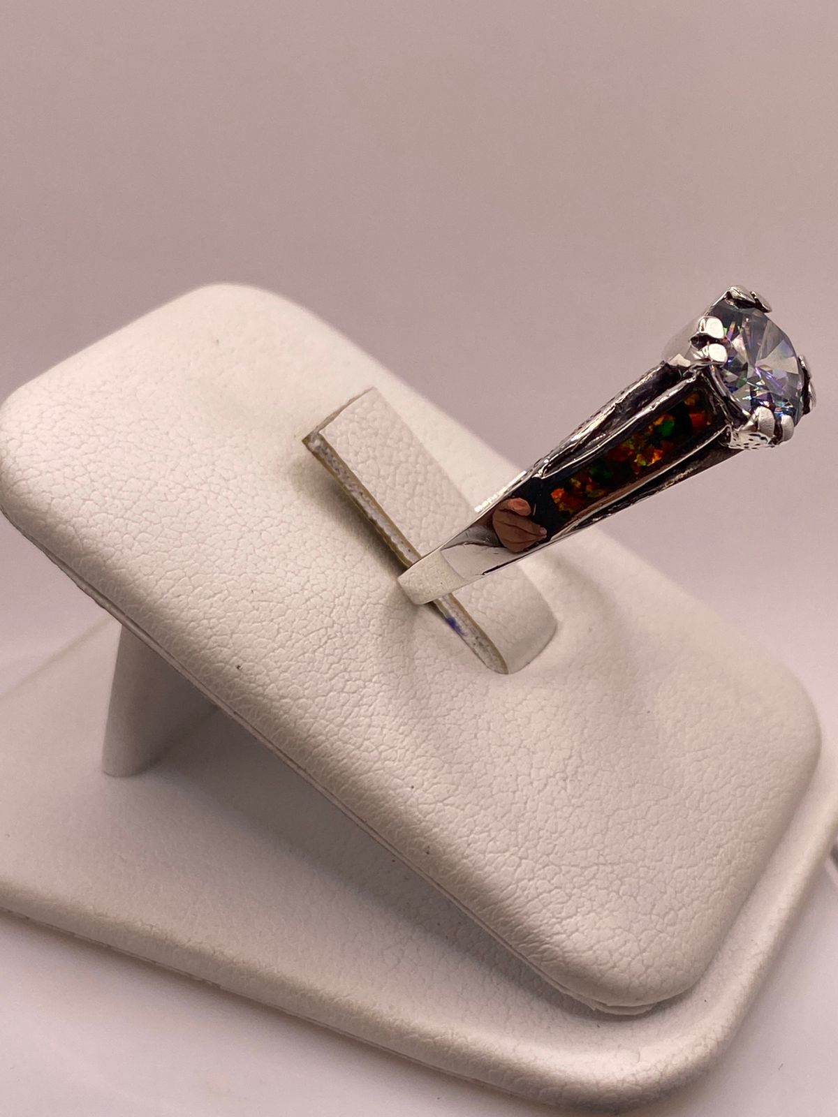 Anillo Solitario de Plata .950 con Ópalo de Fuego y Zirconia Multicolor, vista lateral