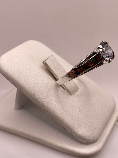 Anillo Solitario de Plata .950 con Ópalo de Fuego y Zirconia Multicolor, vista lateral