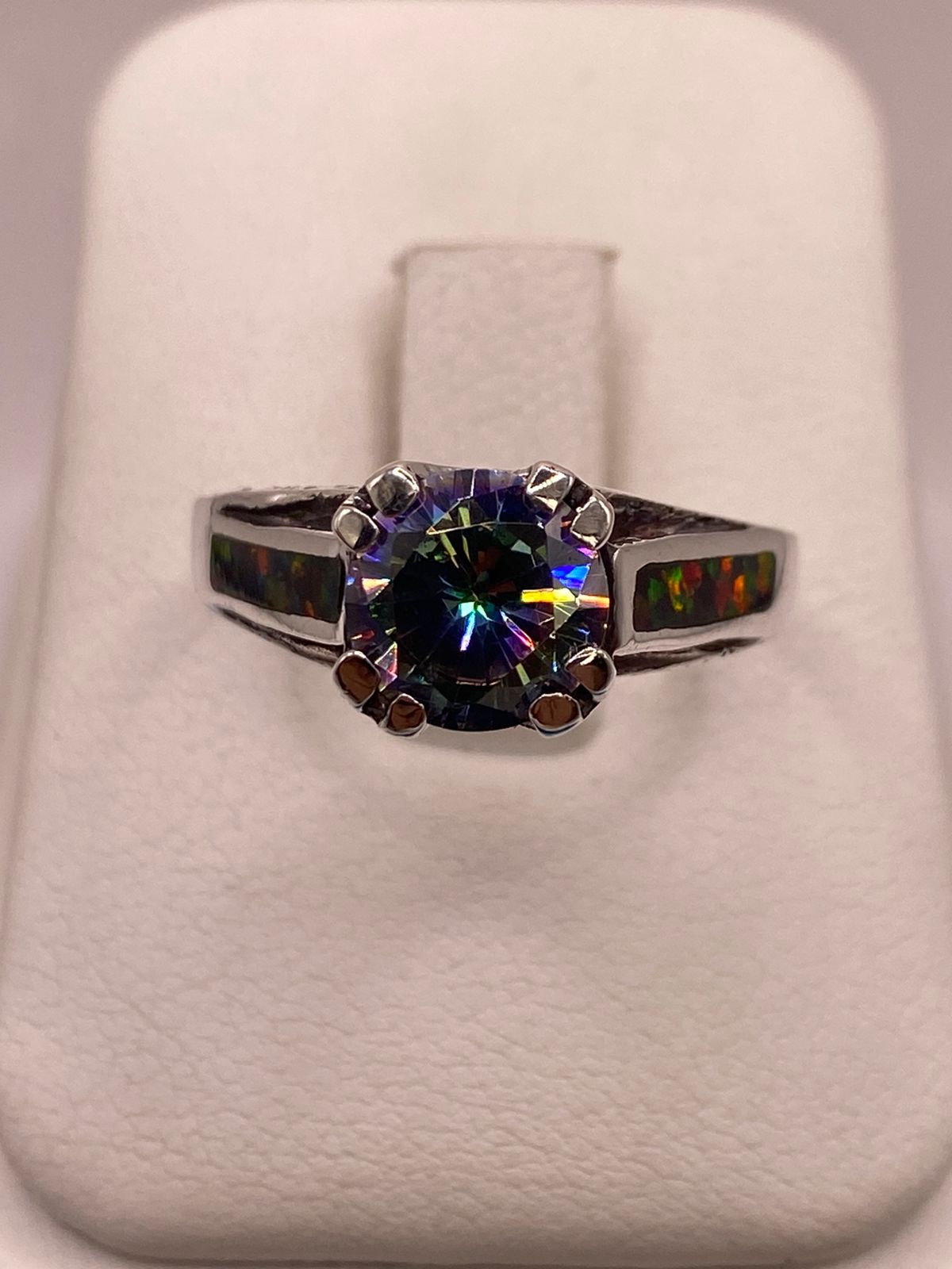 Anillo Solitario de Plata .950 con Ópalo de Fuego y Zirconia Multicolor — ángulo diagonal