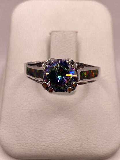 Anillo Solitario de Plata .950 con Ópalo de Fuego y Zirconia Multicolor — ángulo diagonal