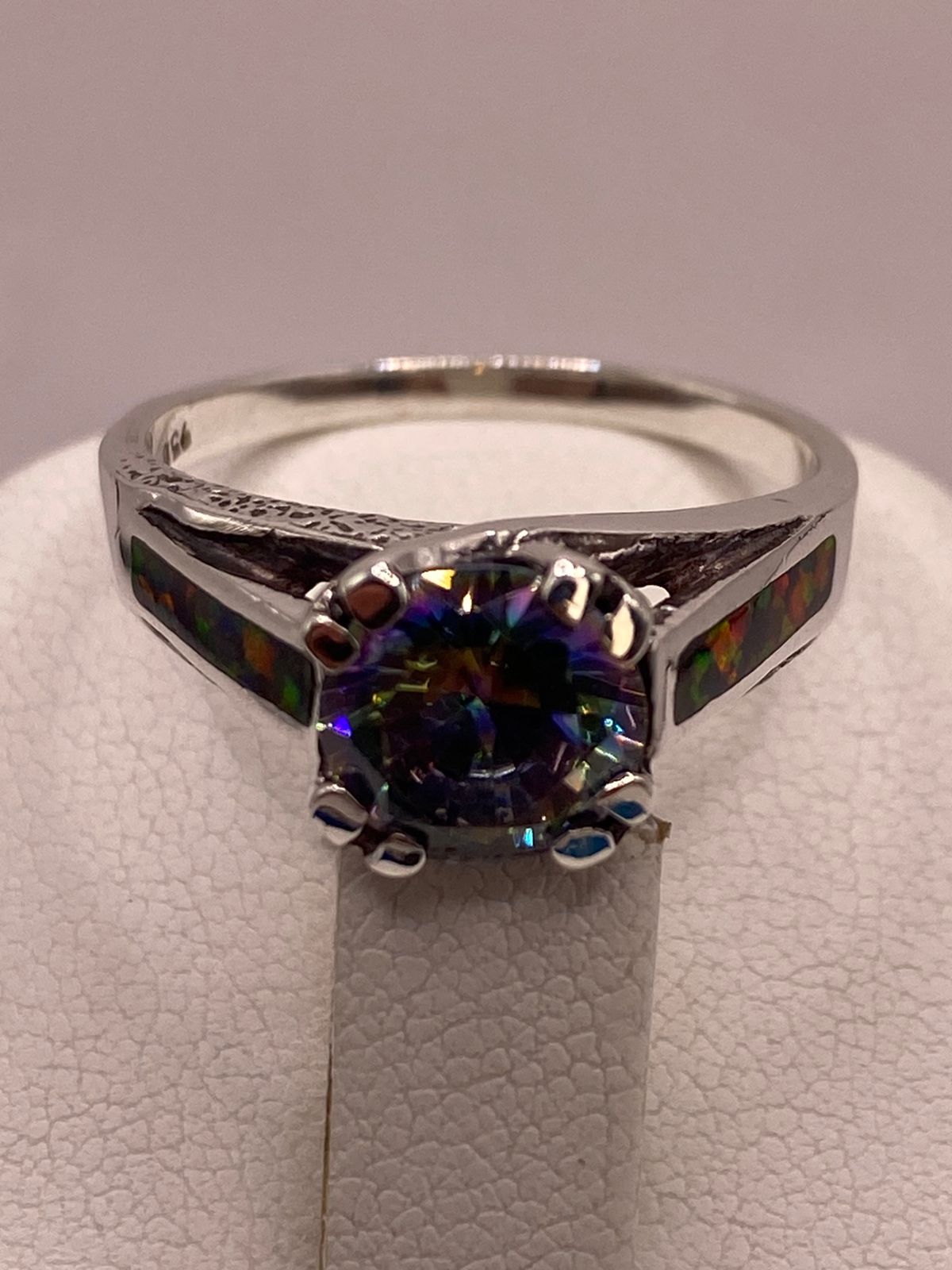 Anillo Solitario de Plata .950 con Ópalo de Fuego y Zirconia Multicolor, vista de detalle
