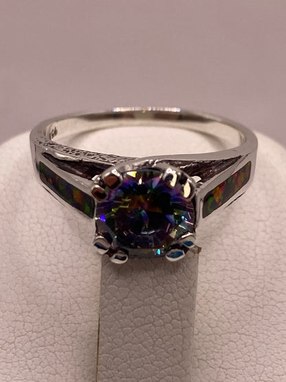 Anillo Solitario de Plata .950 con Ópalo de Fuego y Zirconia Multicolor, vista de detalle