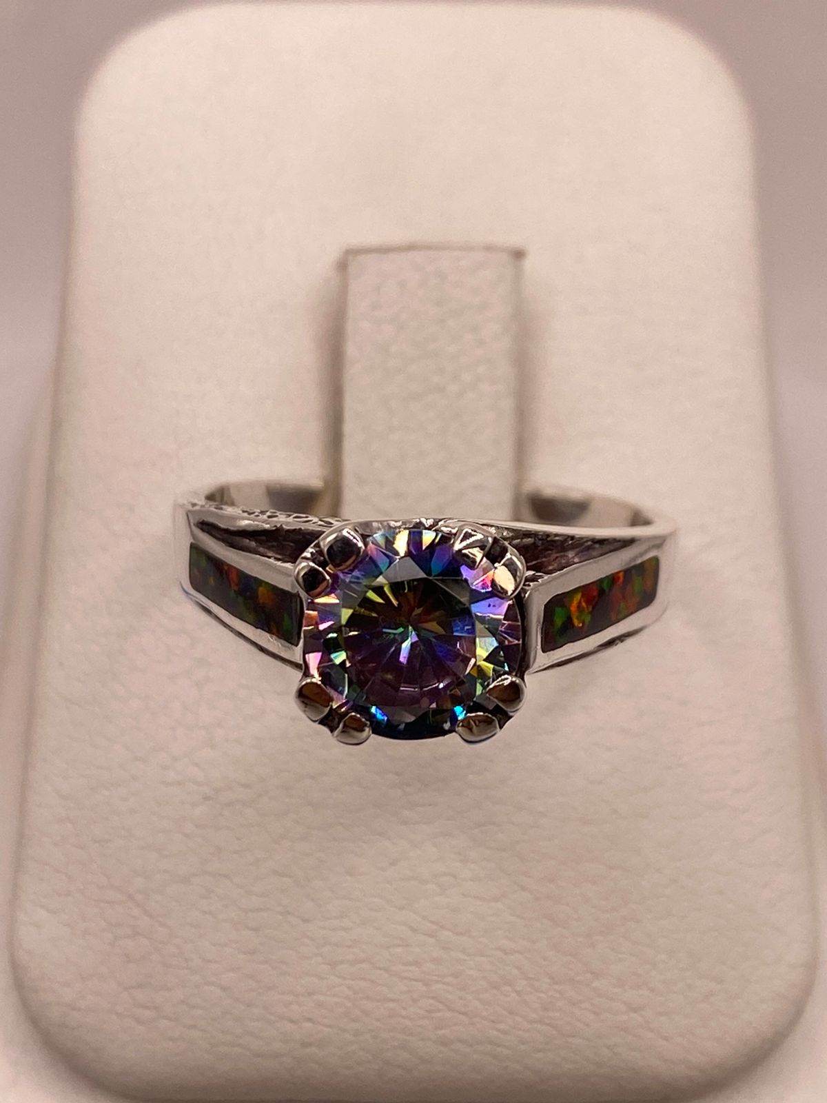 Anillo Solitario de Plata .950 con Ópalo de Fuego y Zirconia Multicolor, vista frontal