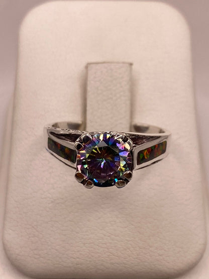 Anillo Solitario de Plata .950 con Ópalo de Fuego y Zirconia Multicolor, vista frontal