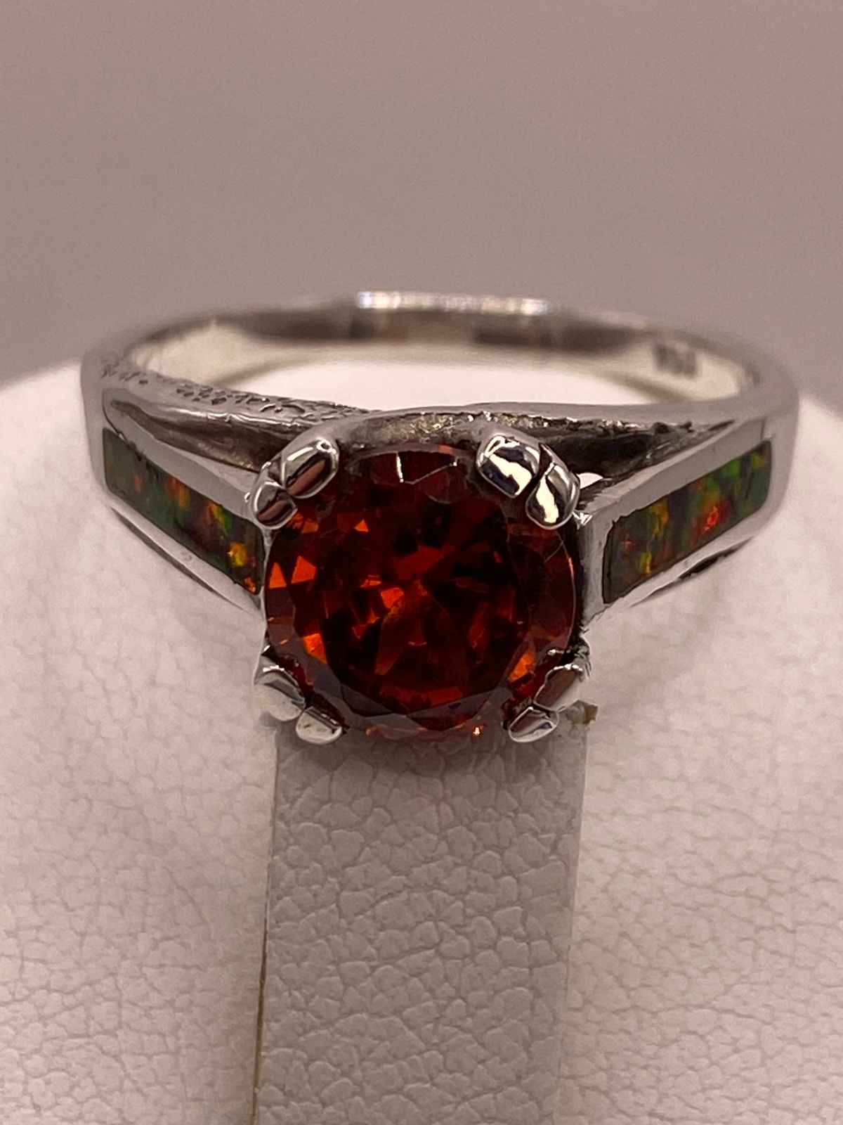 Anillo Solitario de Plata .950 con Zirconia Naranja y Ópalo de Fuego, vista de detalle