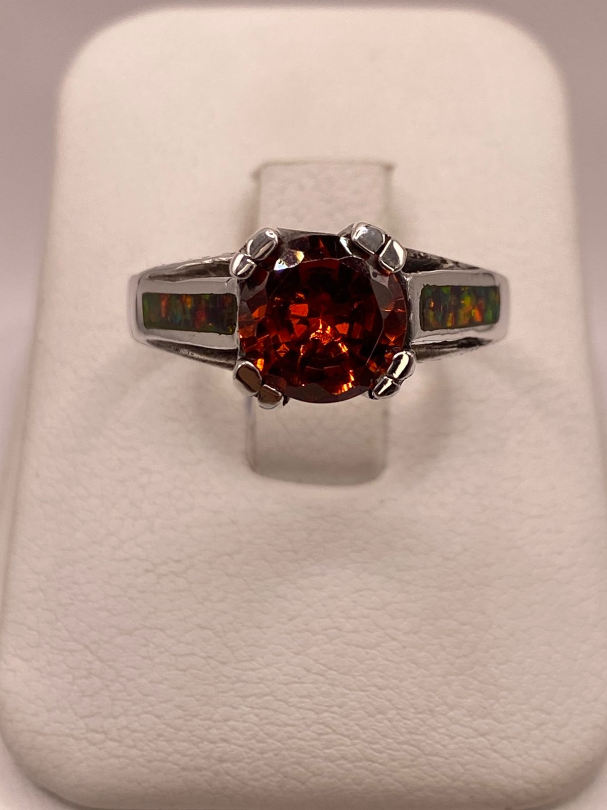 Anillo Solitario de Plata .950 con Zirconia Naranja y Ópalo de Fuego — ángulo diagonal