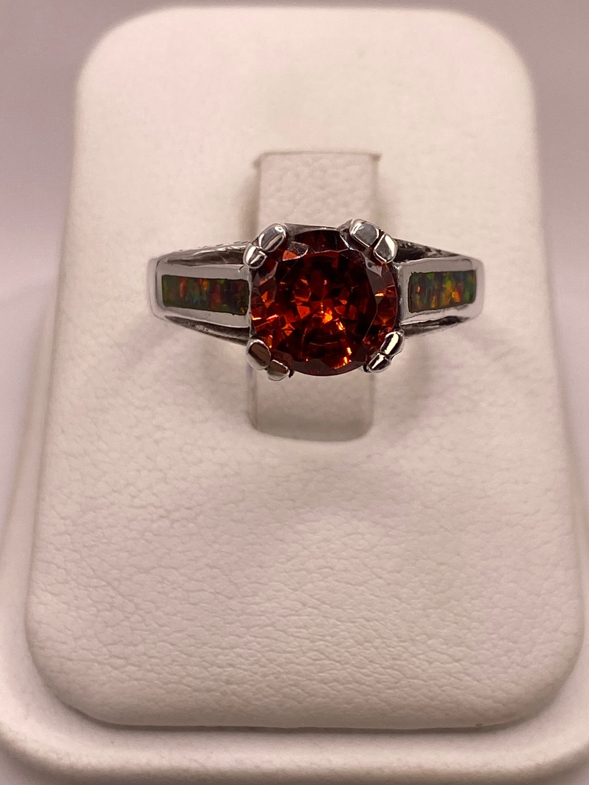 Anillo Solitario de Plata .950 con Zirconia Naranja y Ópalo de Fuego, vista lateral