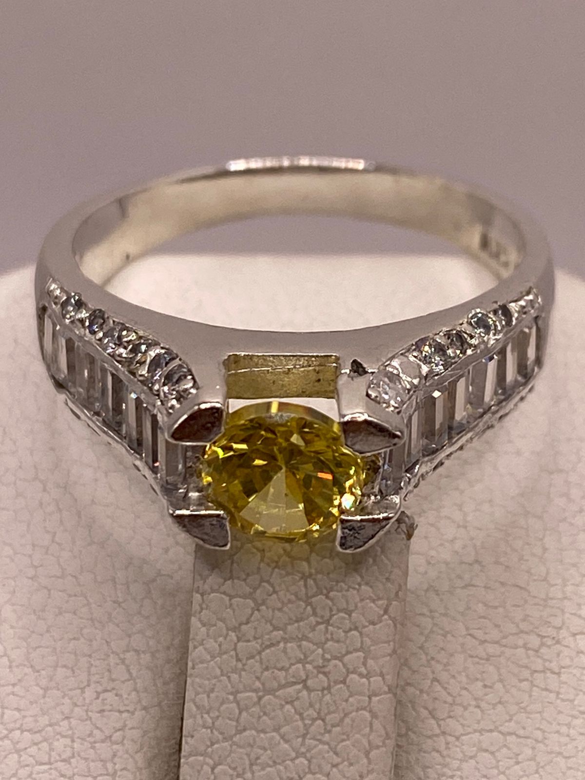 Anillo Solitario de Zirconia Amarilla Plata Ley 925, vista posterior