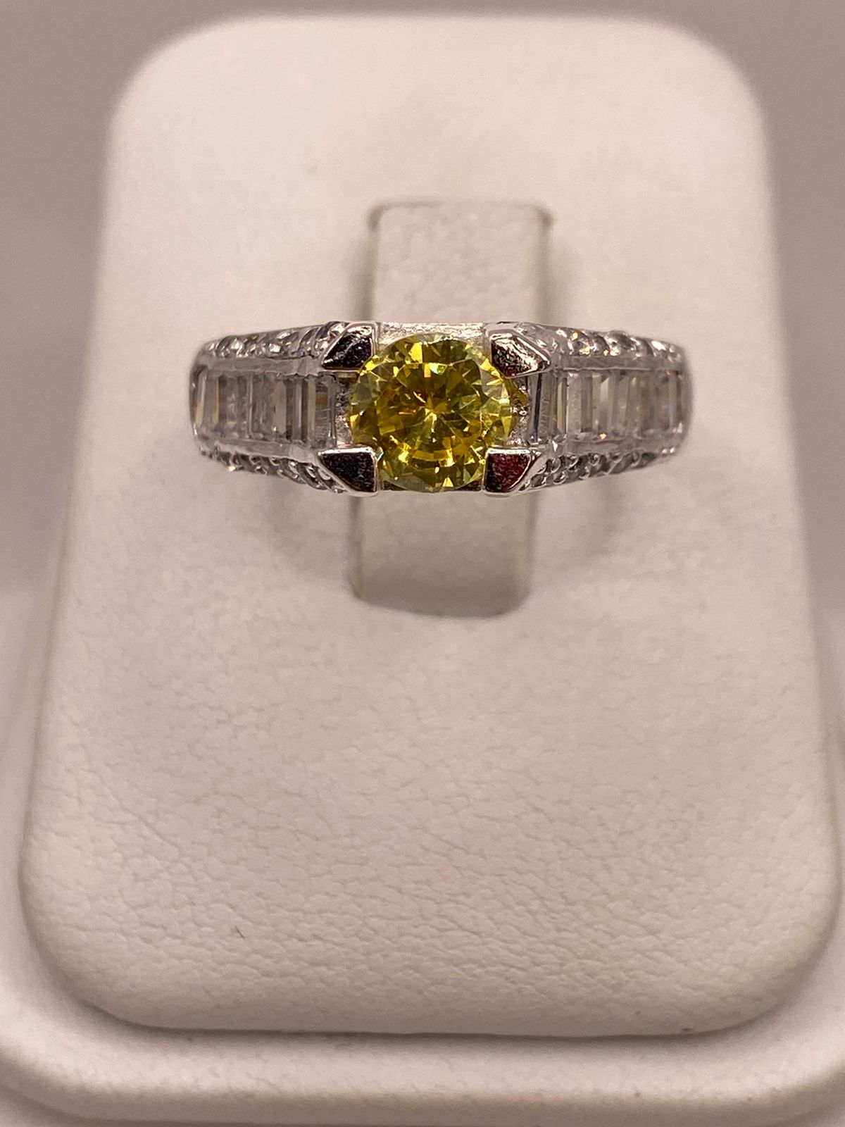 Anillo Solitario de Zirconia Amarilla Plata Ley 925 — detalle de acabado
