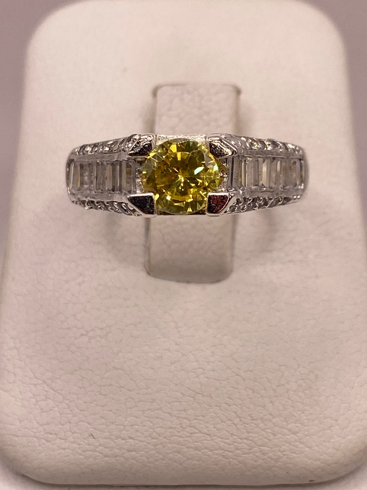 Anillo Solitario de Zirconia Amarilla Plata Ley 925, vista frontal