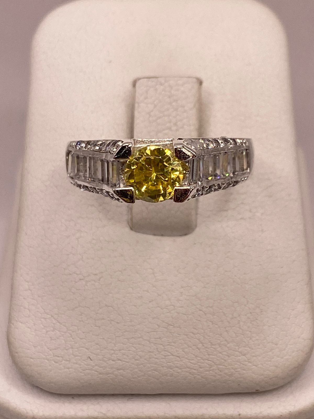 Anillo Solitario de Zirconia Amarilla Plata Ley 925, vista de detalle