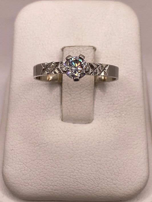 Anillo Solitario de Zirconia Blanca en Plata Ley 925 — detalle de acabado
