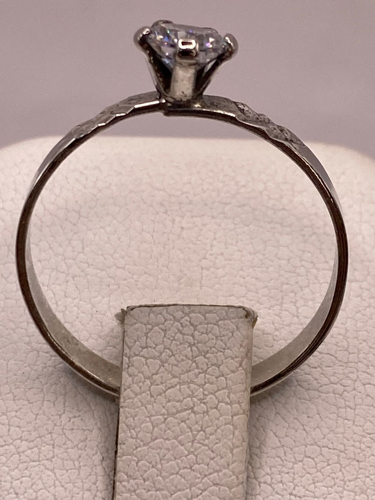 Anillo Solitario de Zirconia Blanca en Plata Ley 925, vista posterior