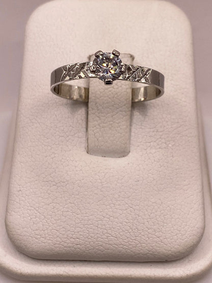 Anillo Solitario de Zirconia Blanca en Plata Ley 925 — detalle de acabado