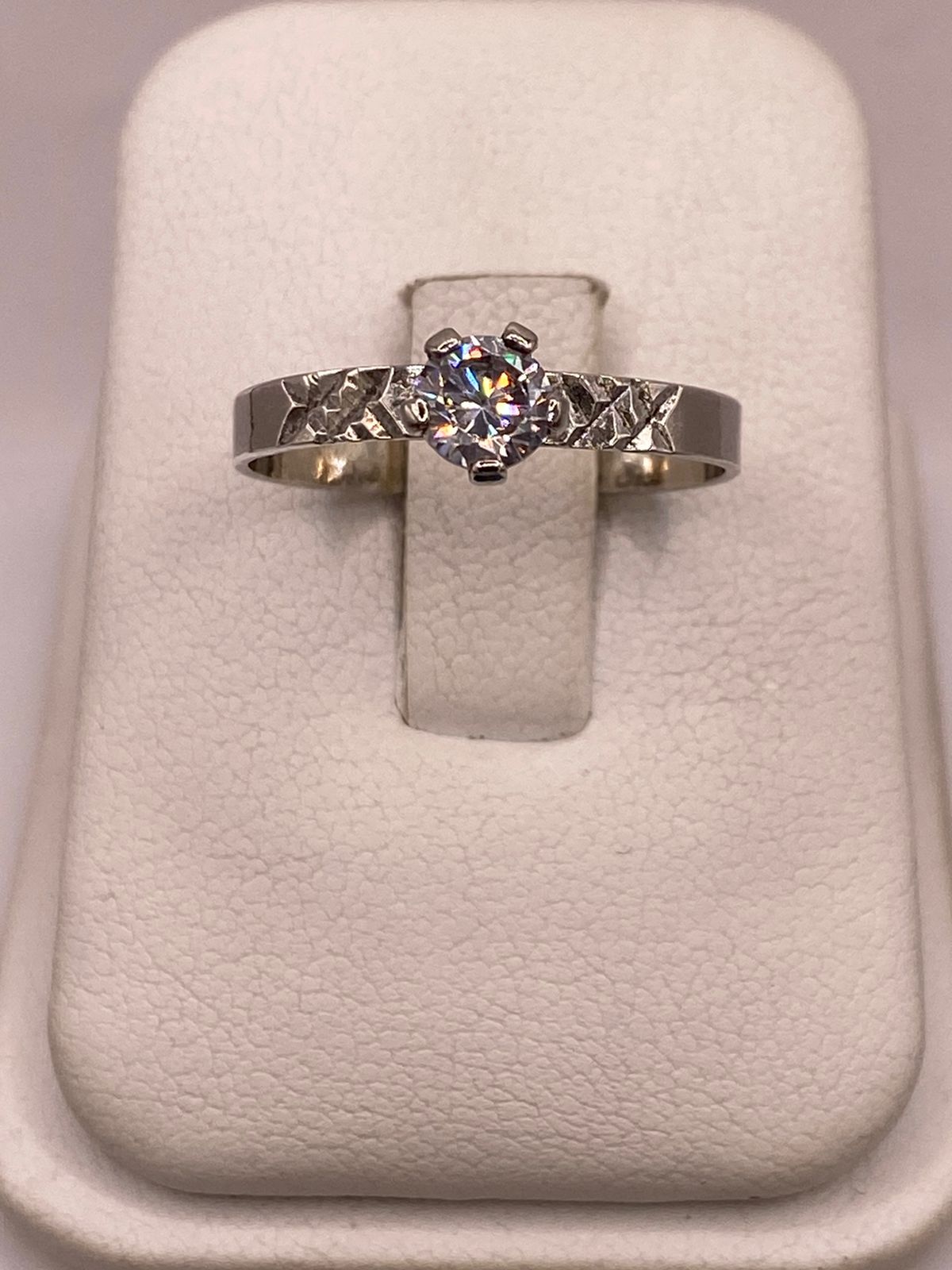 Anillo Solitario de Zirconia Blanca en Plata Ley 925, vista de detalle