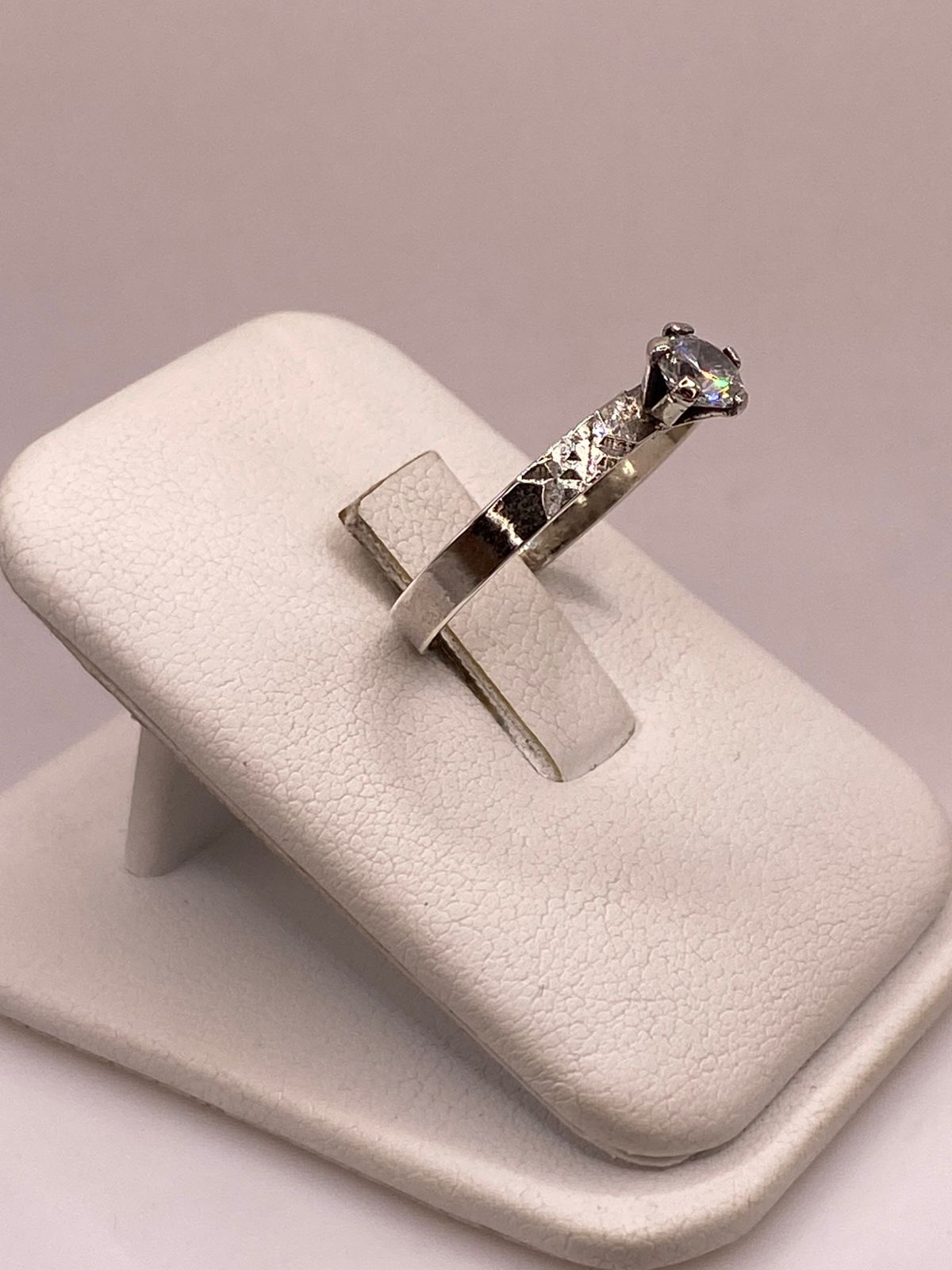 Anillo Solitario de Zirconia Blanca en Plata Ley 925, vista lateral