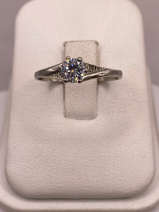Anillo Solitario de Zirconia Blanca en Plata Ley 925 en báscula mostrando peso