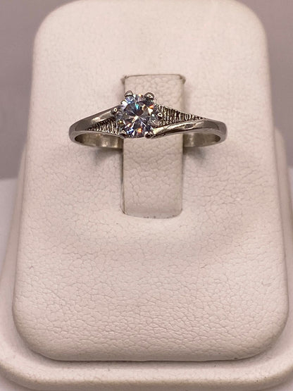 Anillo Solitario de Zirconia Blanca en Plata Ley 925, vista frontal