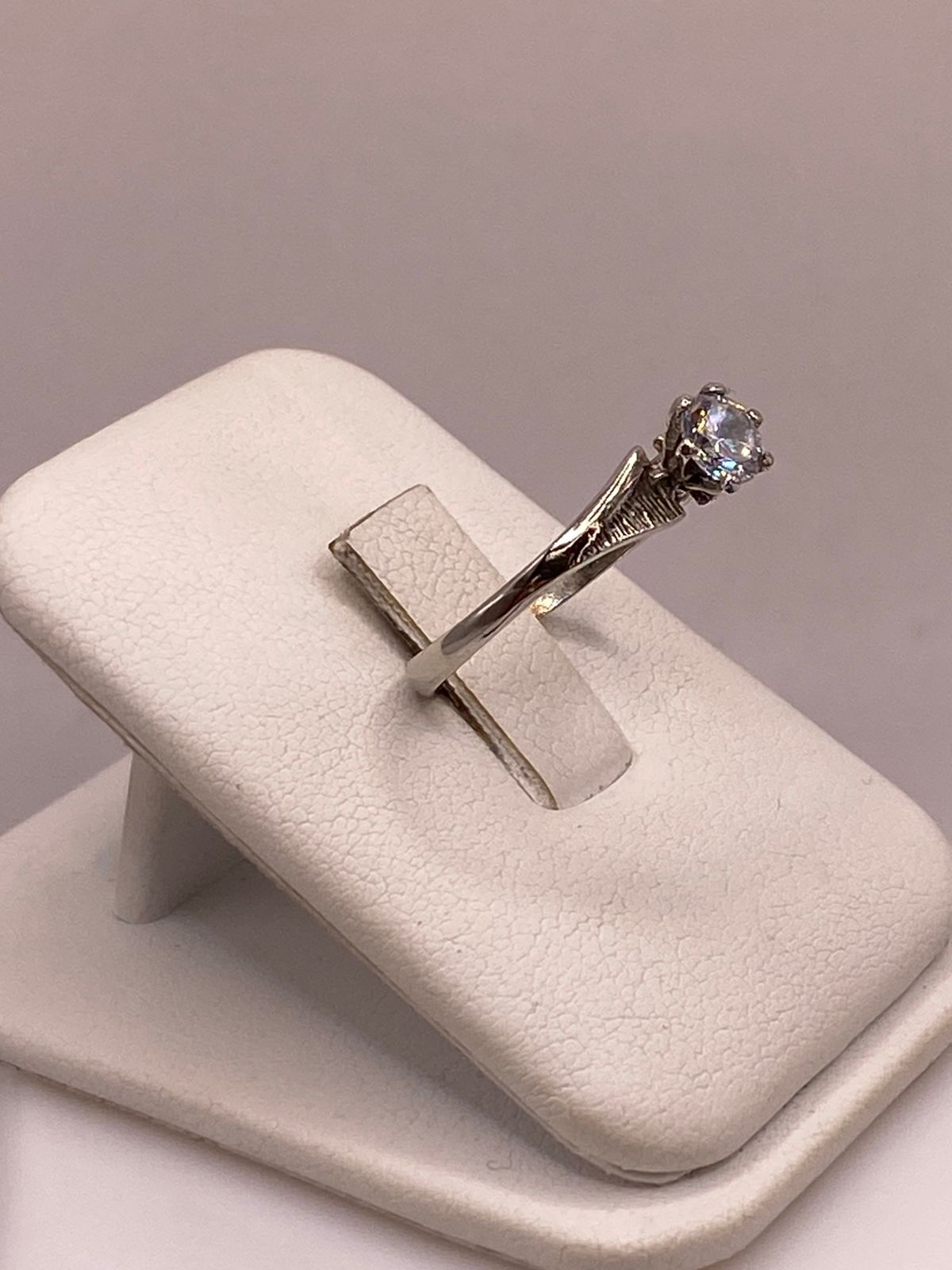 Anillo Solitario de Zirconia Blanca en Plata Ley 925, vista lateral