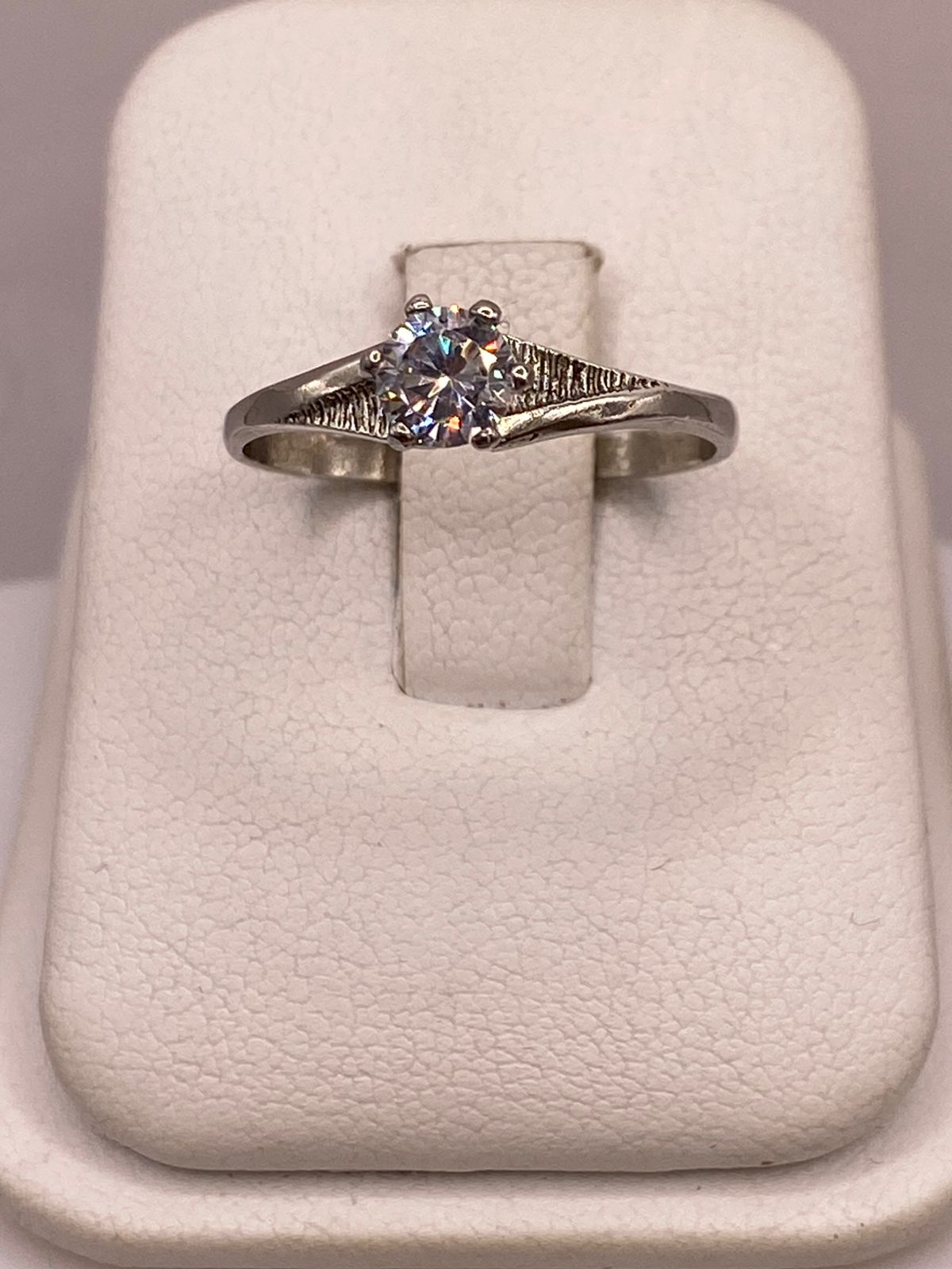 Anillo Solitario de Zirconia Blanca en Plata Ley 925, vista de detalle