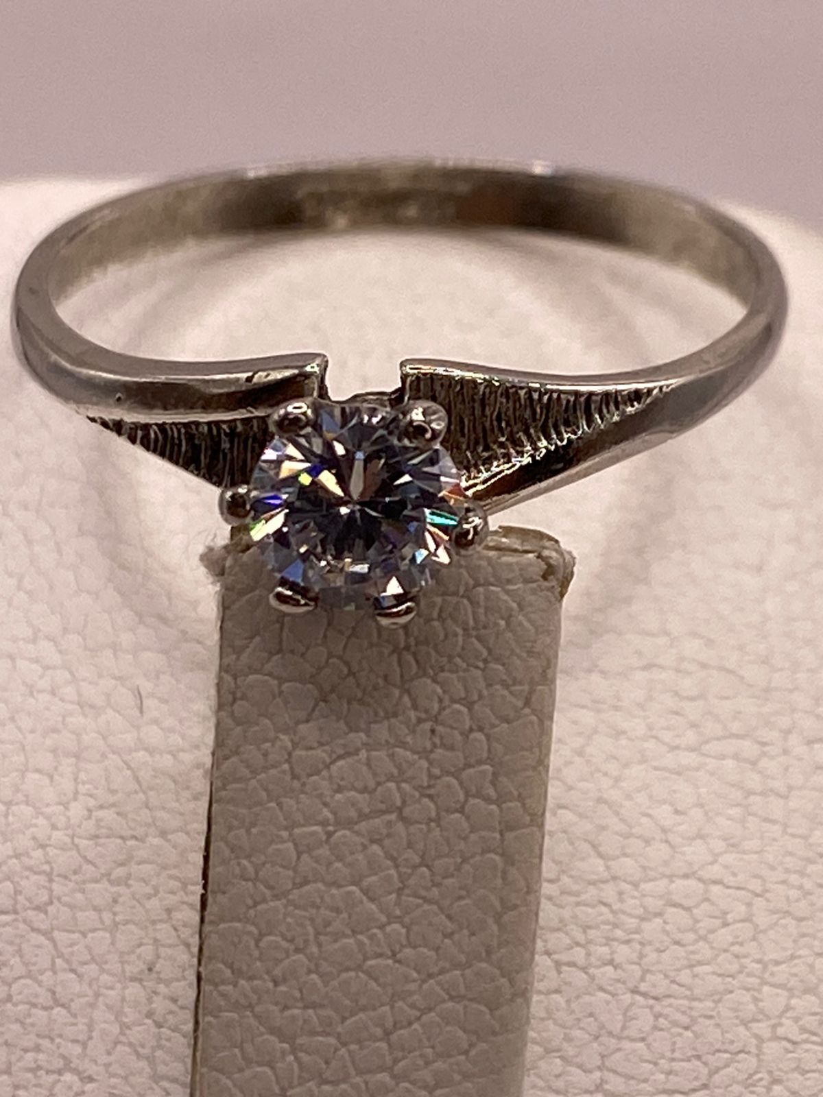 Anillo Solitario de Zirconia Blanca en Plata Ley 925, sello de autenticidad Plata Ley .925