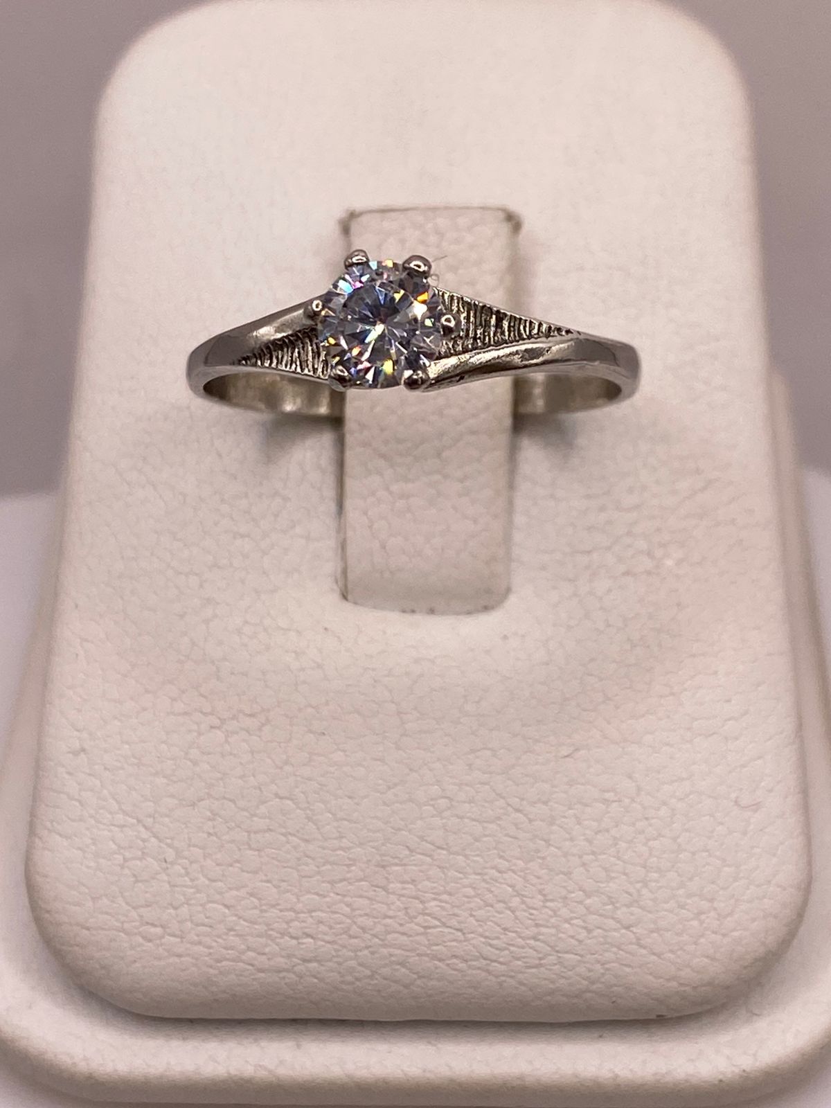 Anillo Solitario de Zirconia Blanca en Plata Ley 925 en báscula mostrando peso