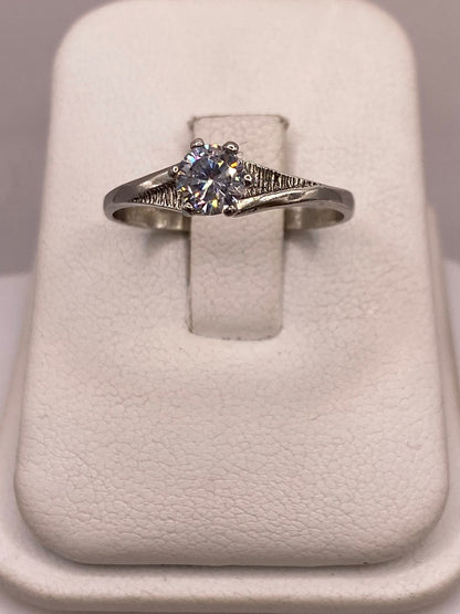 Anillo Solitario de Zirconia Blanca en Plata Ley 925 en báscula mostrando peso