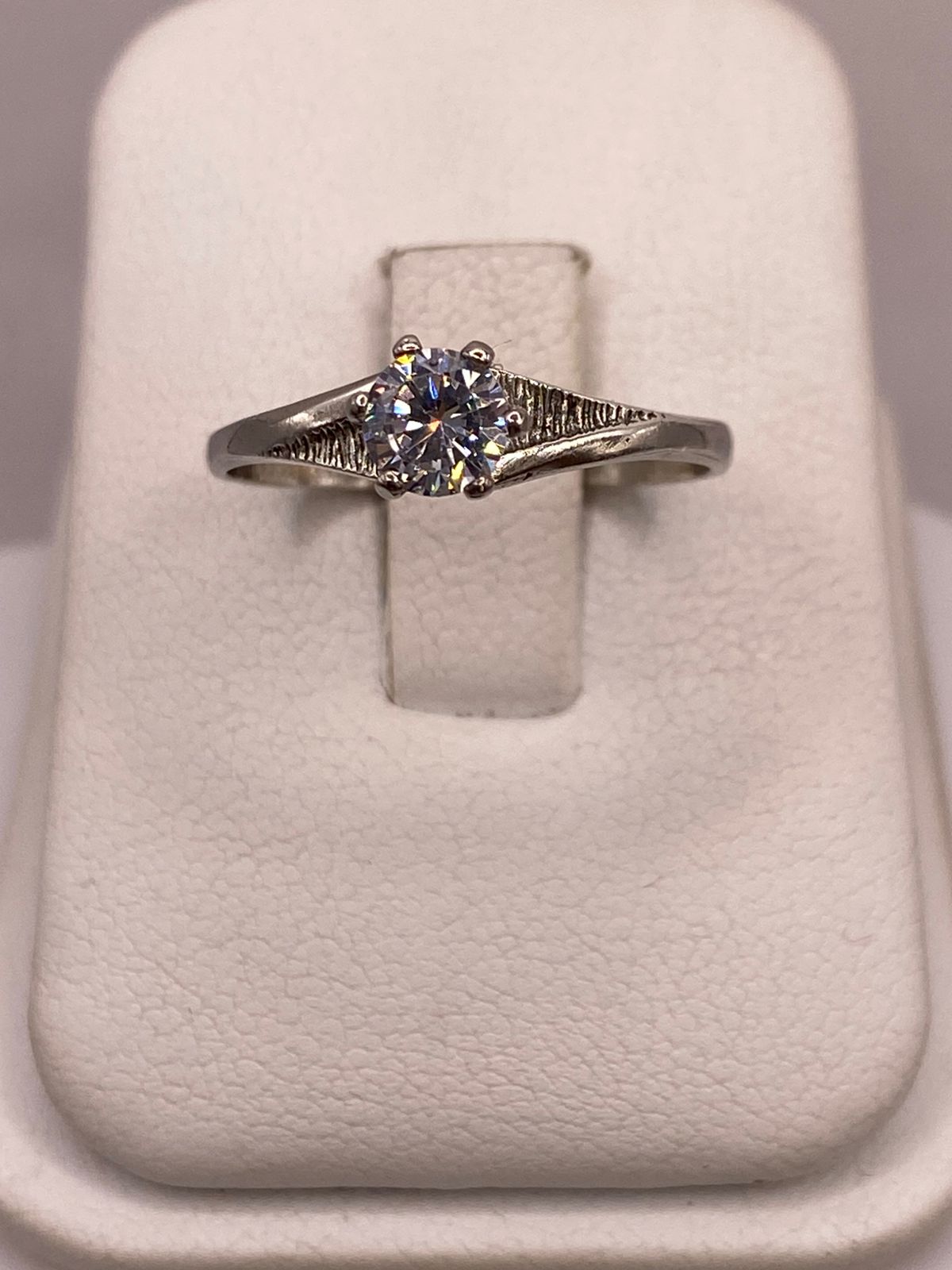 Anillo Solitario de Zirconia Blanca en Plata Ley 925 en báscula mostrando peso
