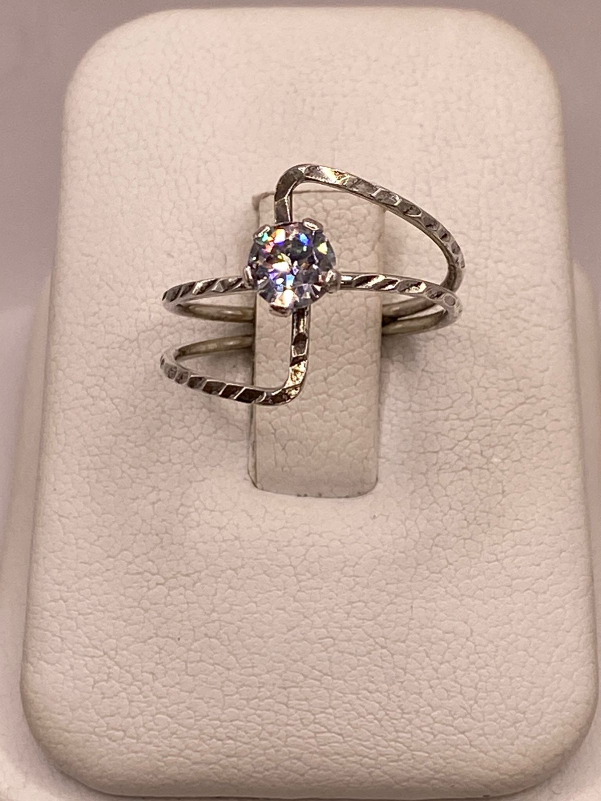 Anillo Solitario de Zirconia Blanca en Plata Ley 925, vista frontal