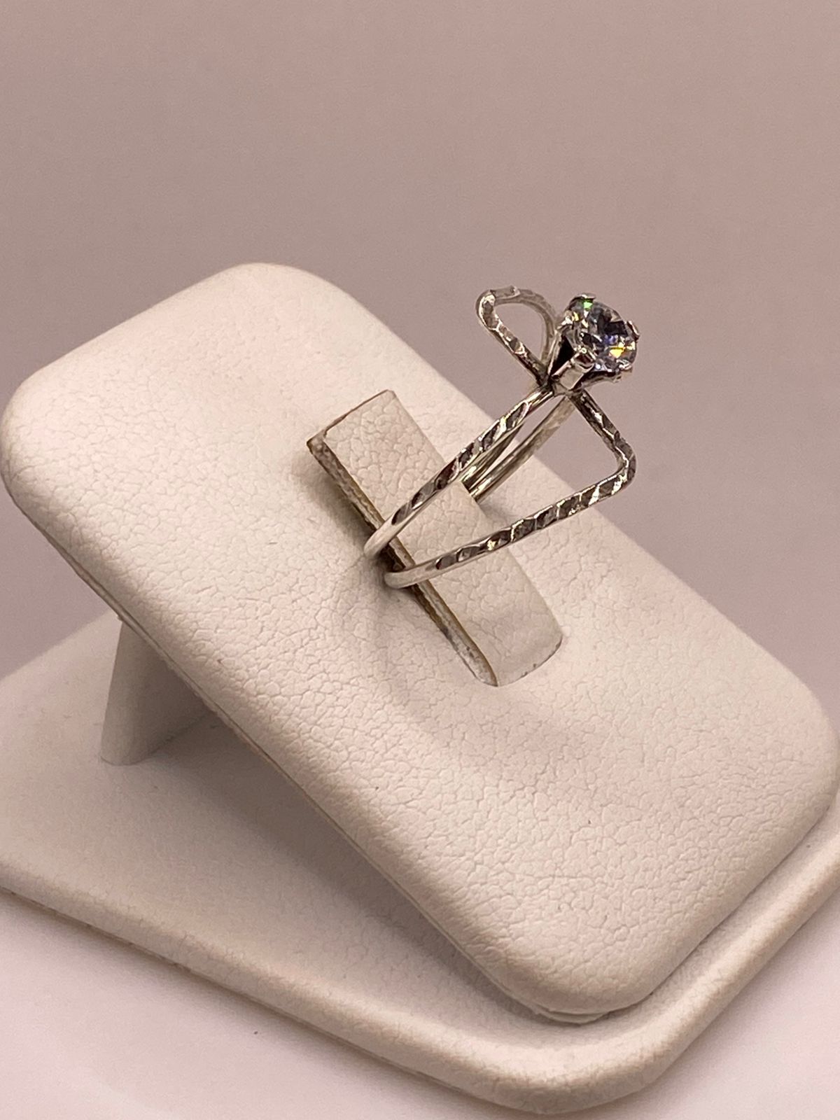 Anillo Solitario de Zirconia Blanca en Plata Ley 925, vista lateral