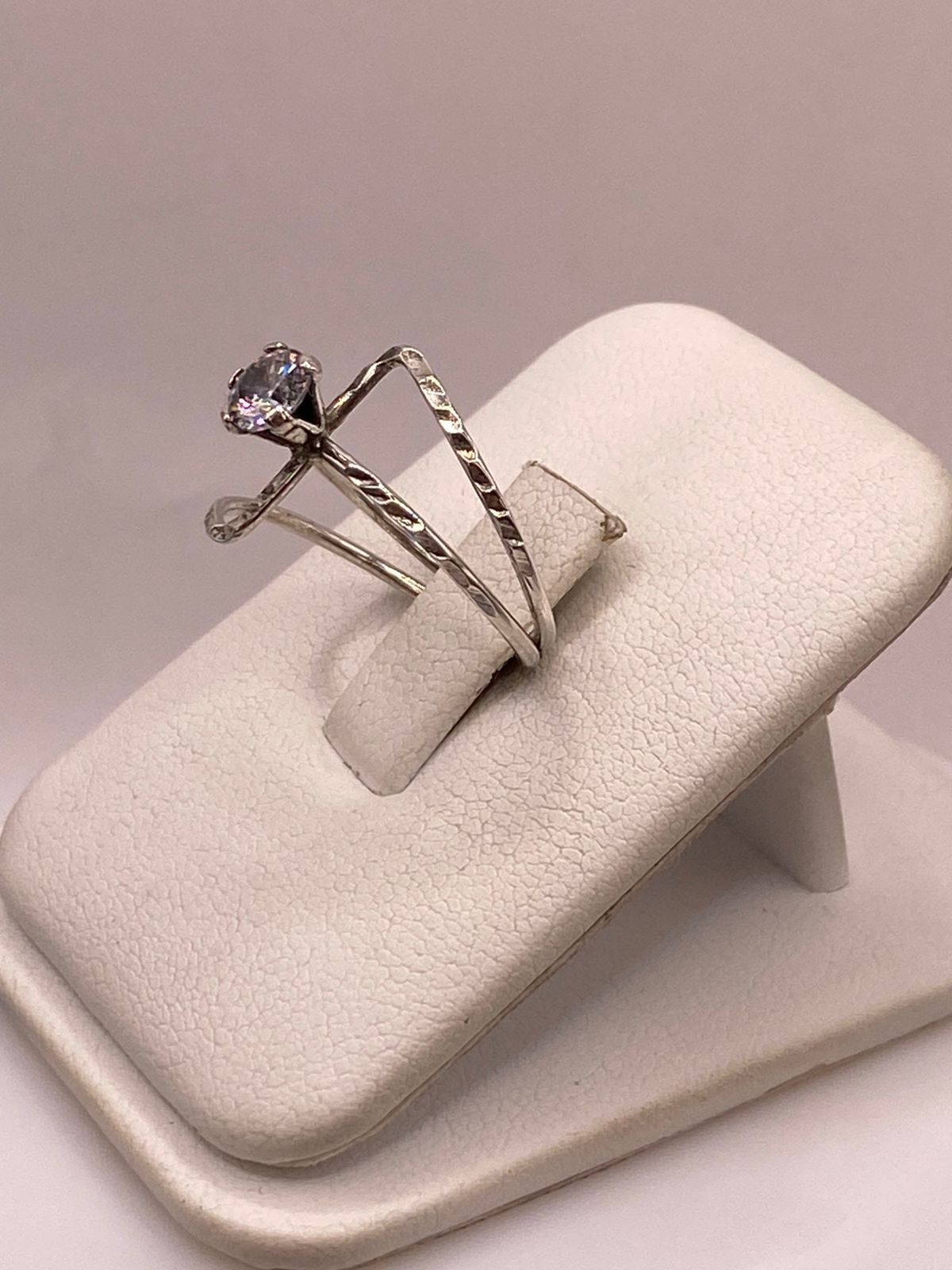 Anillo Solitario de Zirconia Blanca en Plata Ley 925, vista de detalle