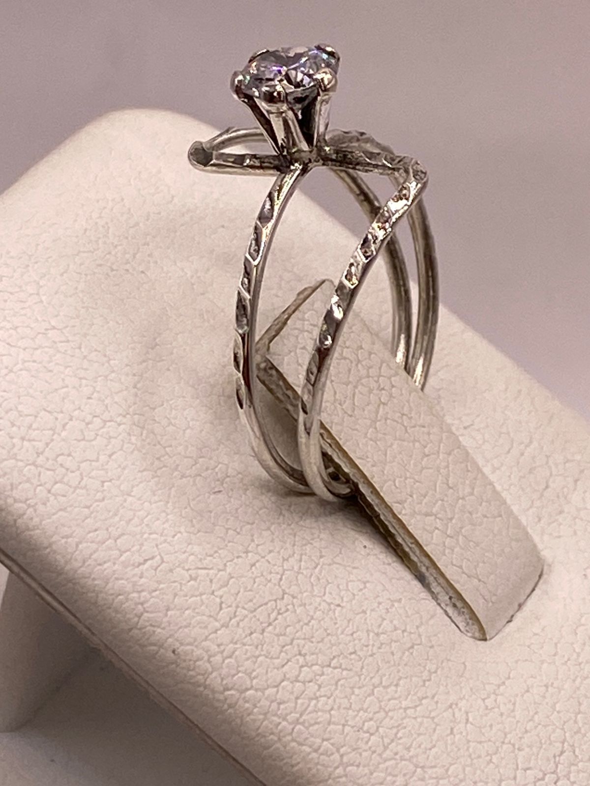Anillo Solitario de Zirconia Blanca en Plata Ley 925, vista posterior