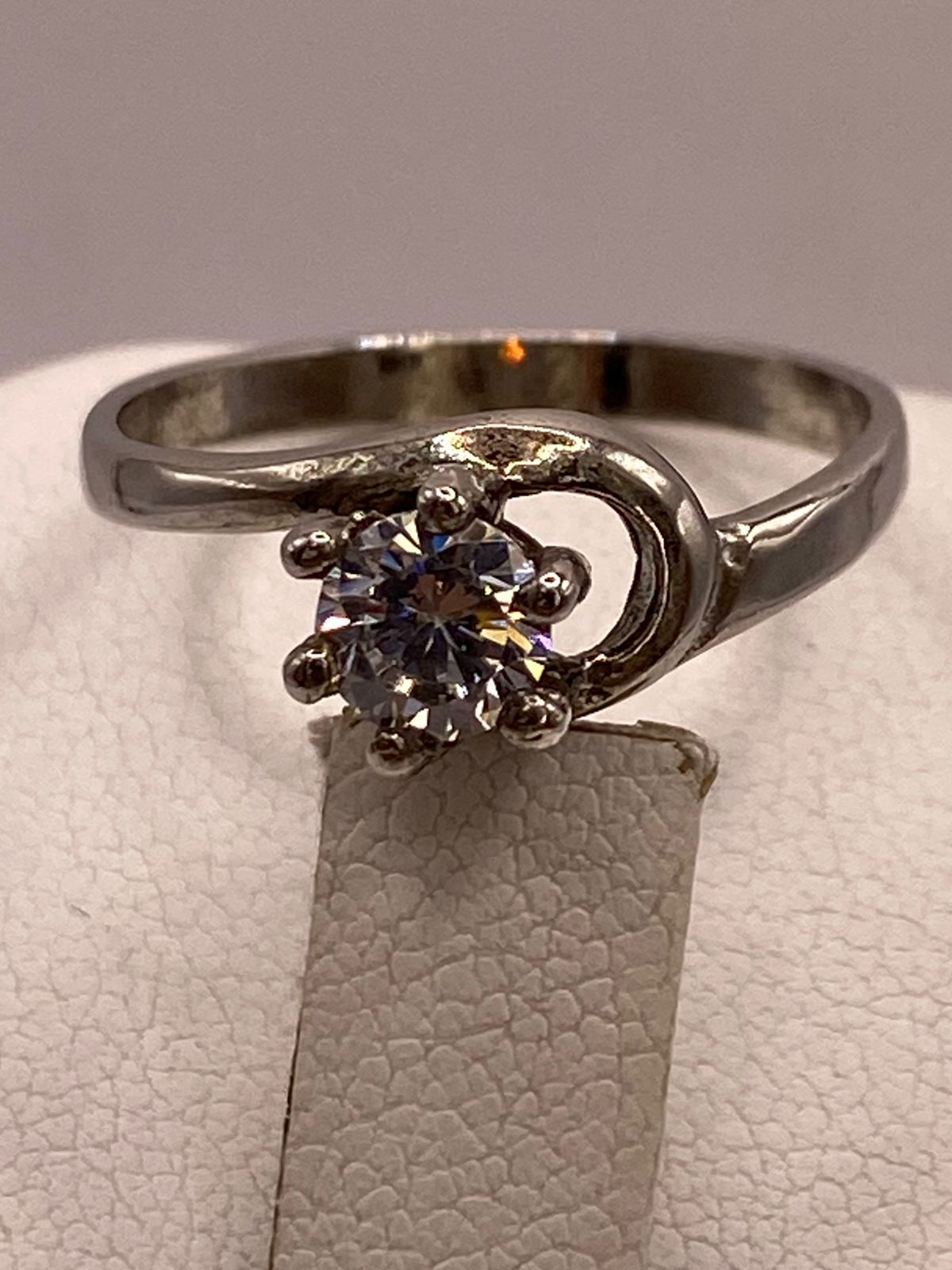 Anillo Solitario de Zirconia Blanca en Plata Ley 925, vista posterior