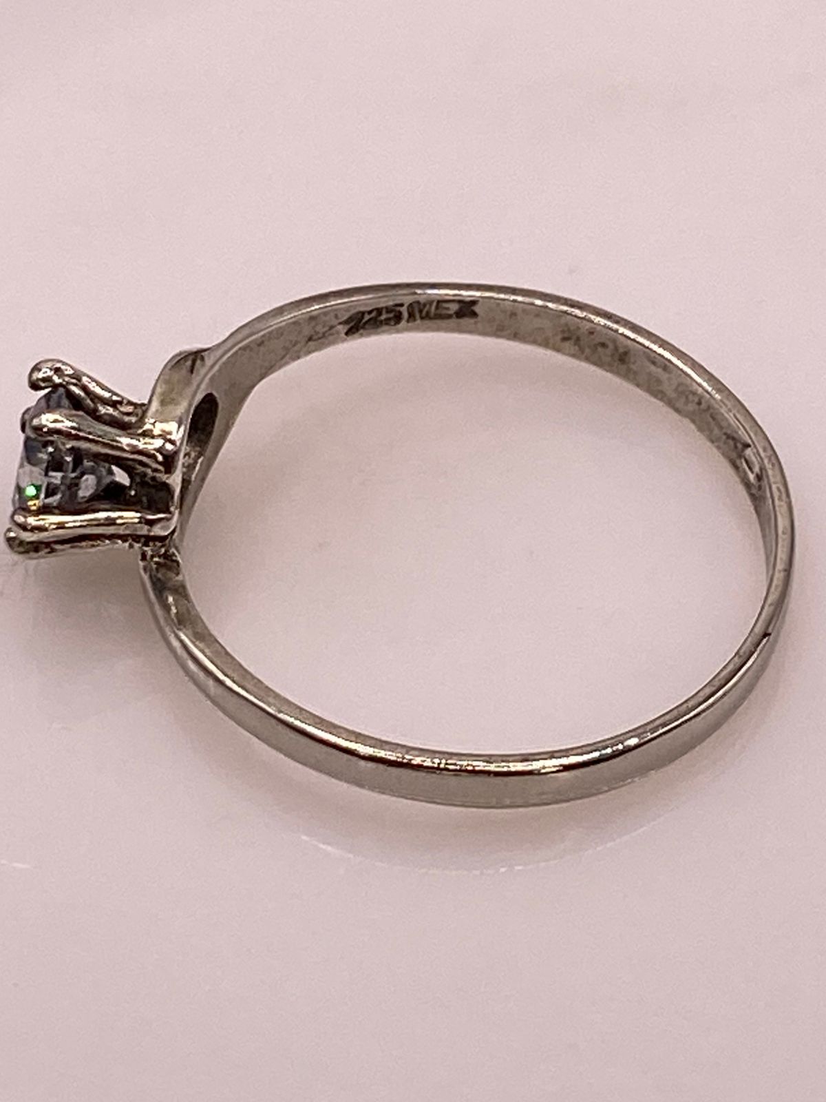 Anillo Solitario de Zirconia Blanca en Plata Ley 925, sello de autenticidad Plata Ley .925