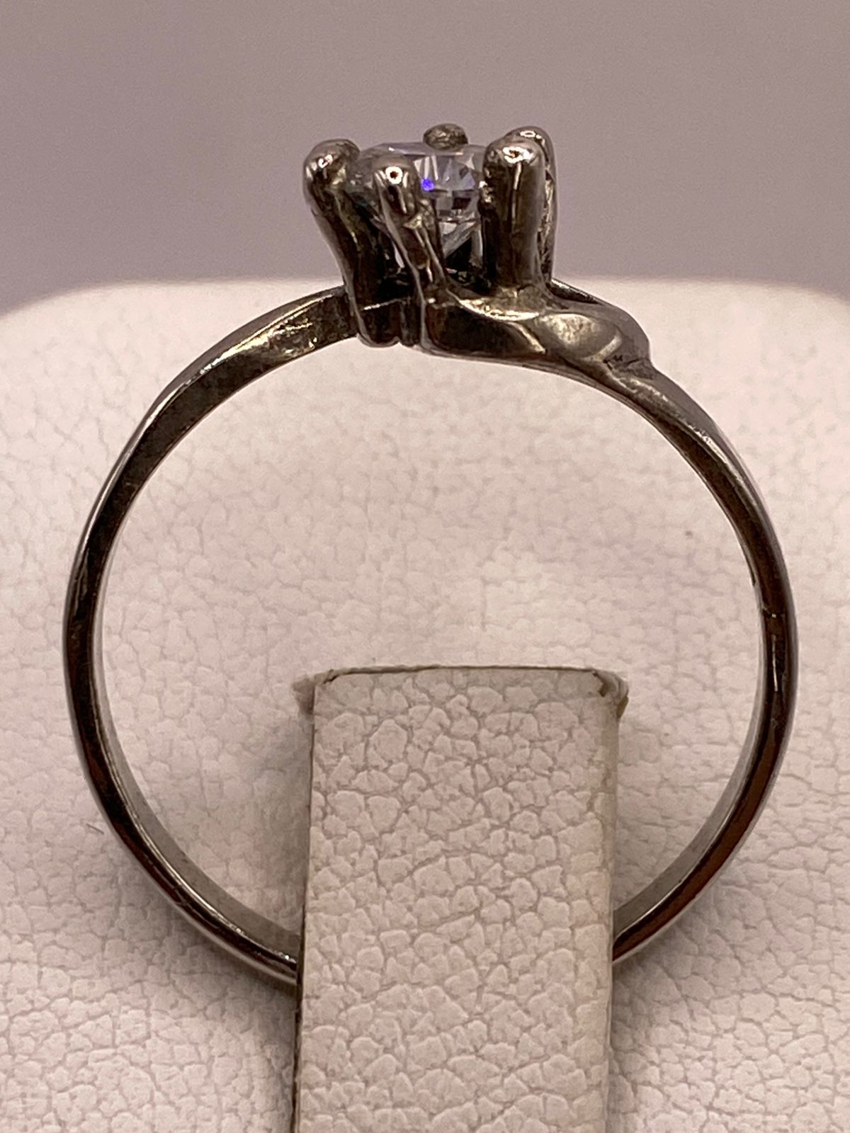 Anillo Solitario de Zirconia Blanca en Plata Ley 925, vista posterior