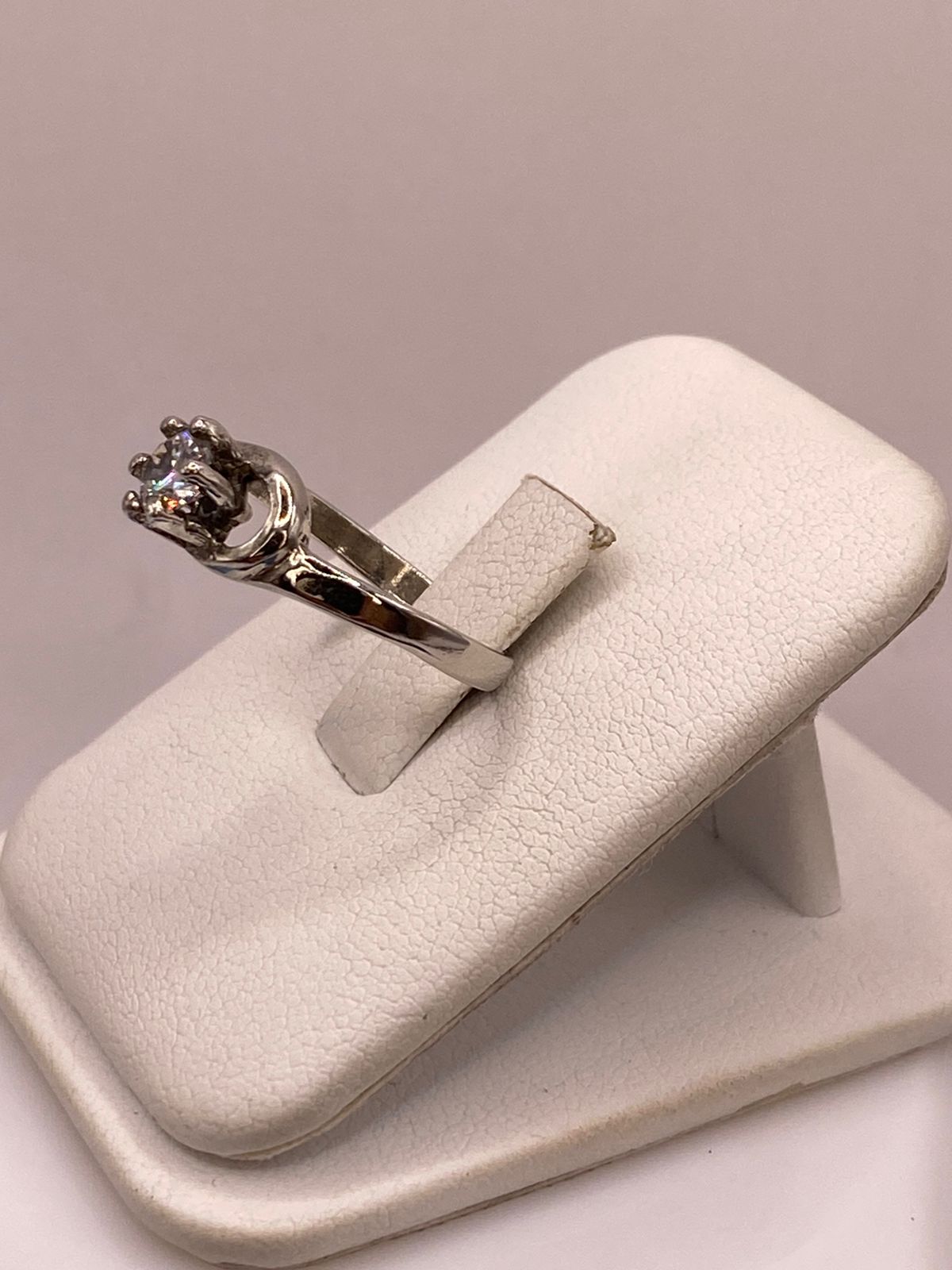 Anillo Solitario de Zirconia Blanca en Plata Ley 925, vista lateral
