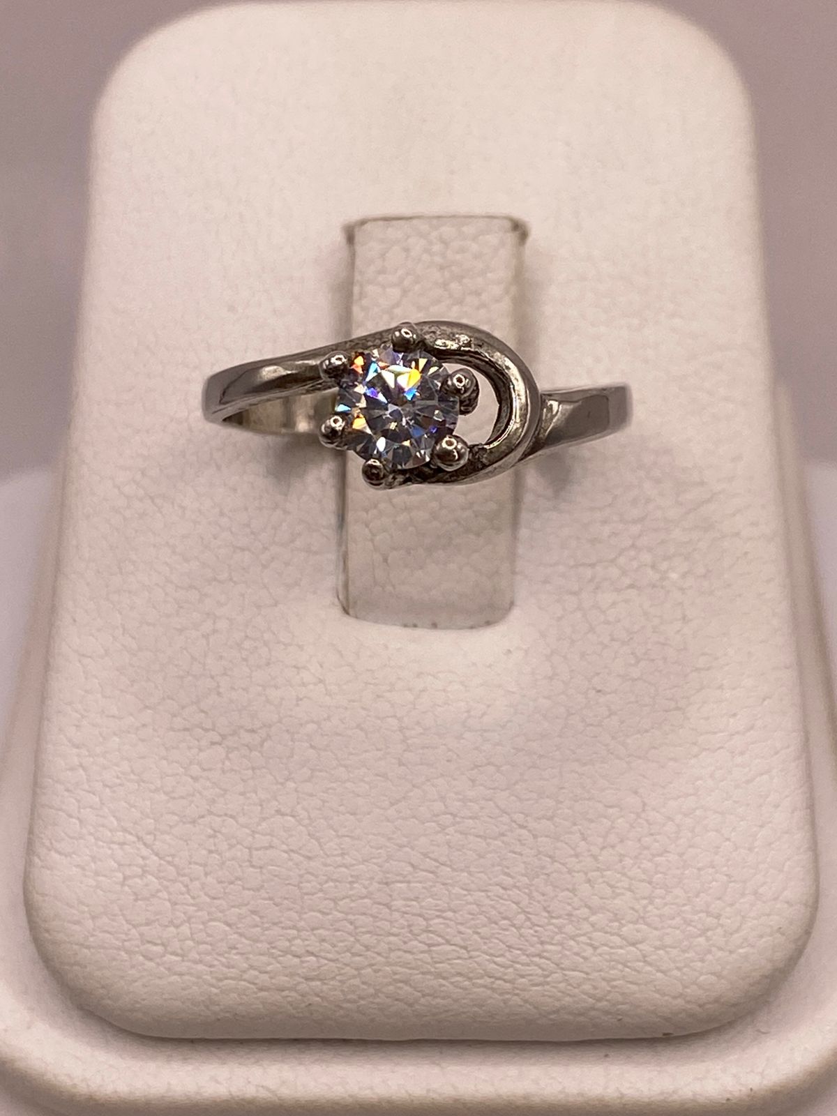 Anillo Solitario de Zirconia Blanca en Plata Ley 925, vista frontal