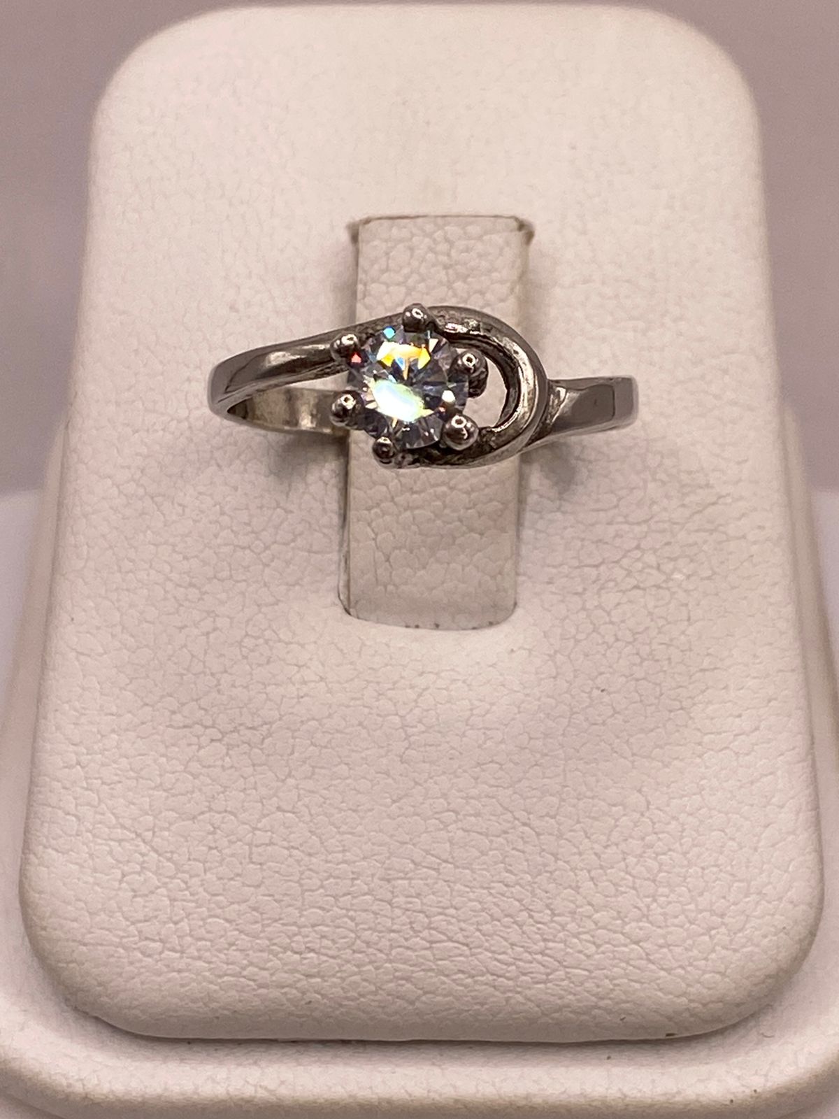 Anillo Solitario de Zirconia Blanca en Plata Ley 925, vista de detalle