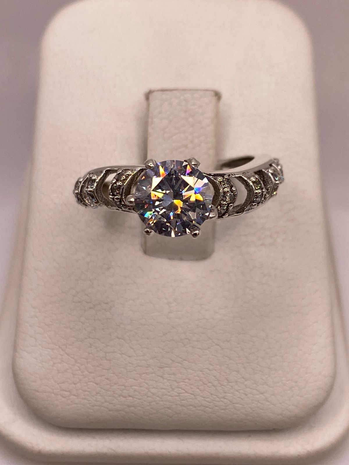 Anillo Solitario de Zirconia Blanca en Plata Ley 925, vista de detalle