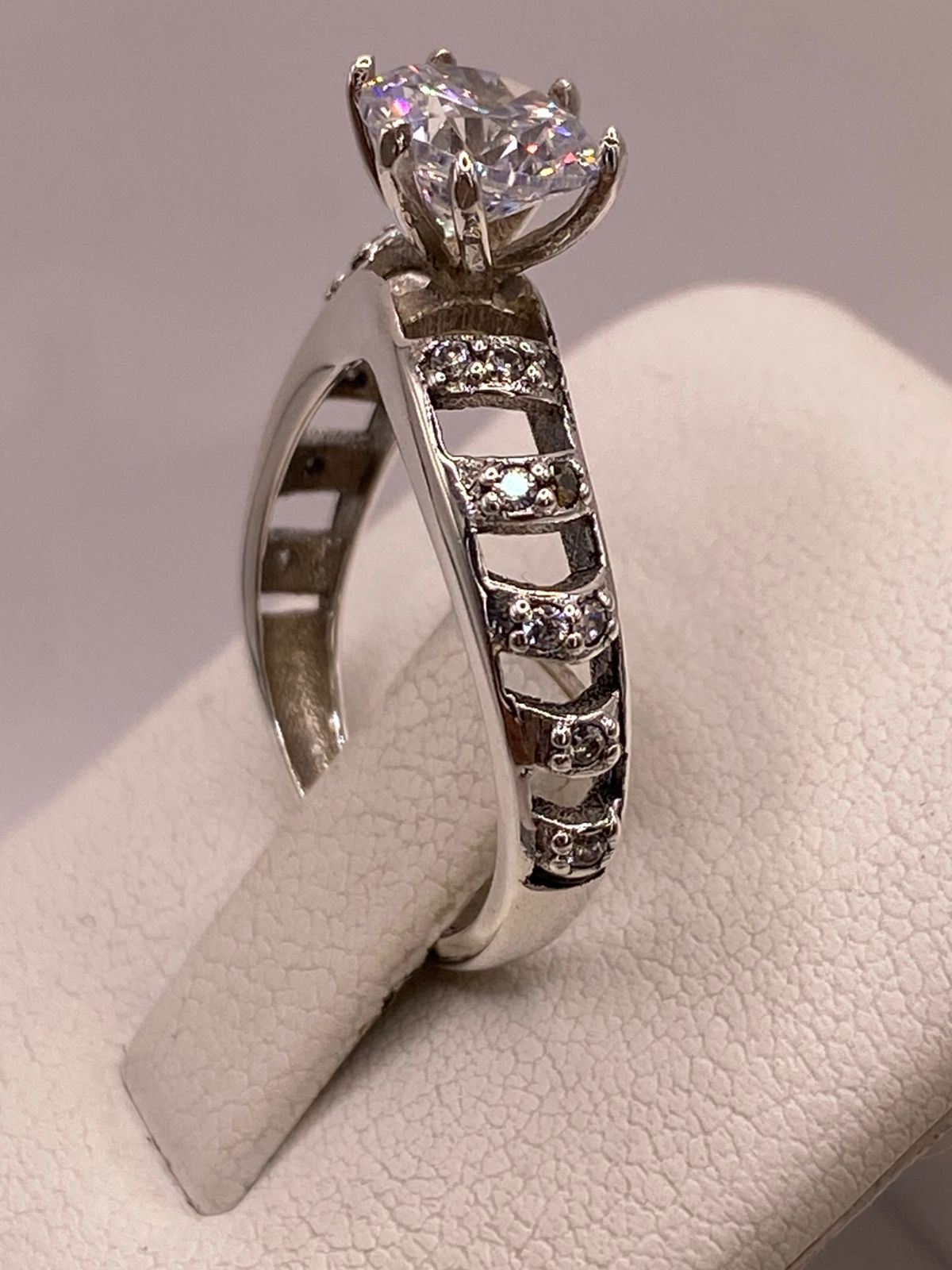 Anillo Solitario de Zirconia Blanca en Plata Ley 925, vista lateral