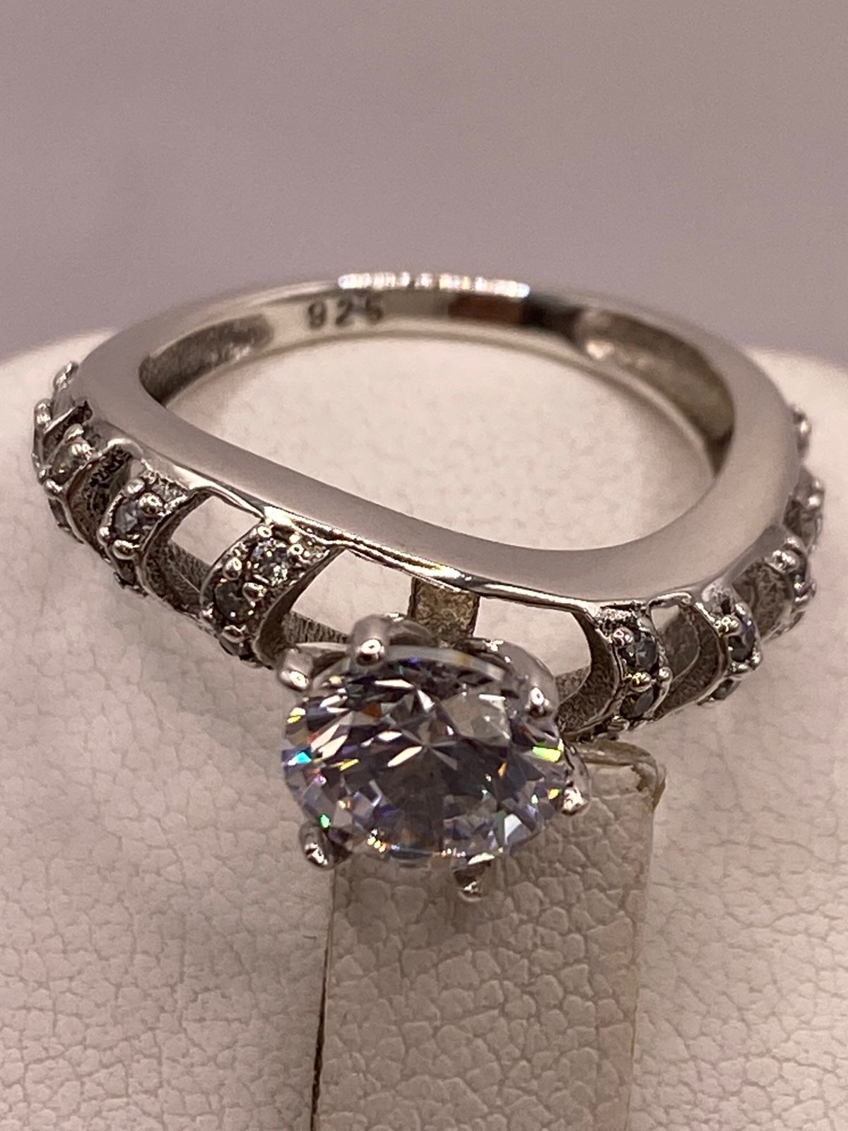 Anillo Solitario de Zirconia Blanca en Plata Ley 925, sello de autenticidad Plata Ley .925